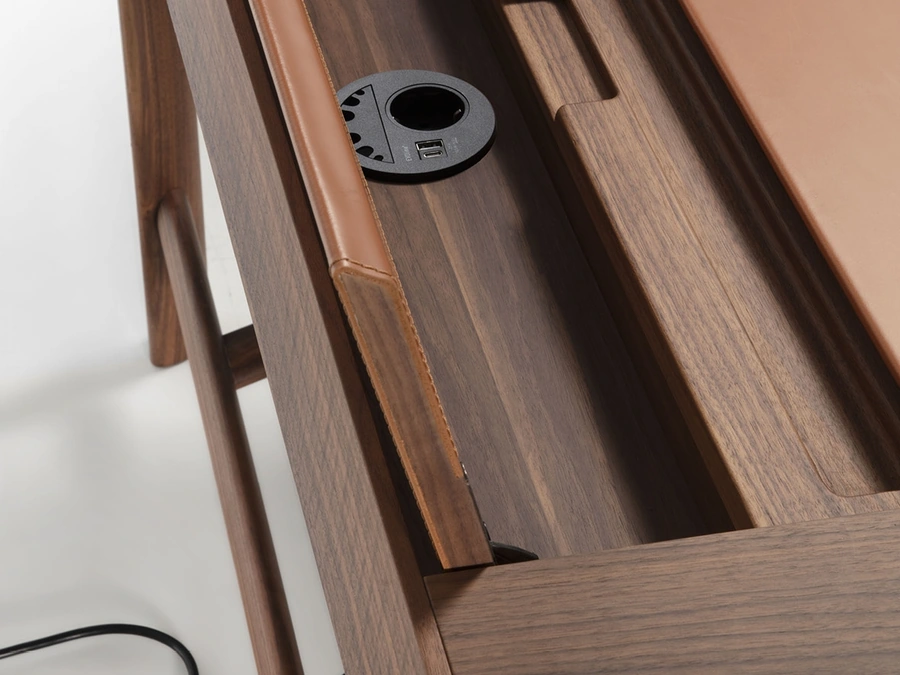 Beo wooden desk by Porada