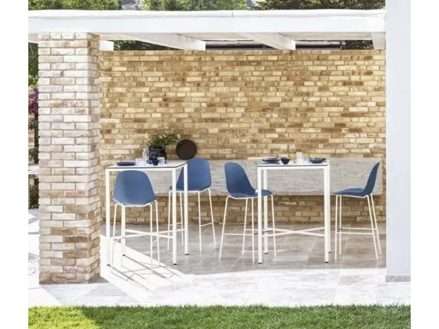 Moon Alto Outdoor garden table in Bontempi's SuperCeramic.