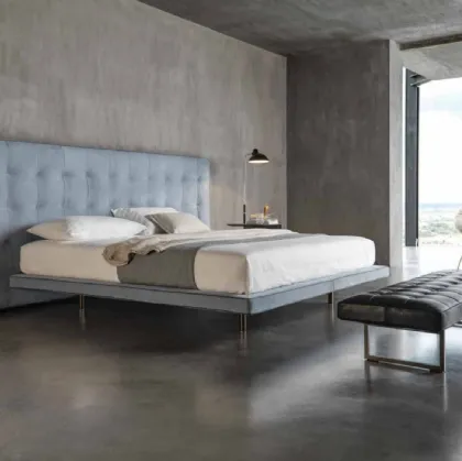 King-size bed with a large headboard Ludwig by Desirèe.