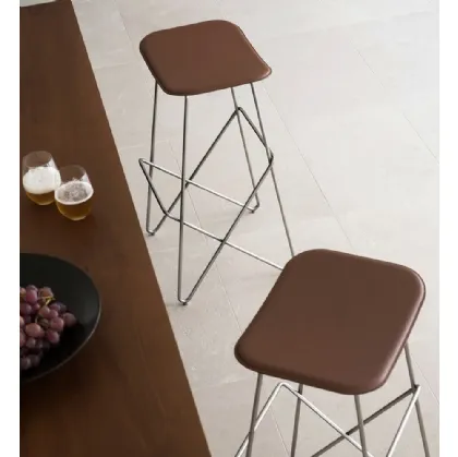 Endless stool in leather and metal by Desalto.