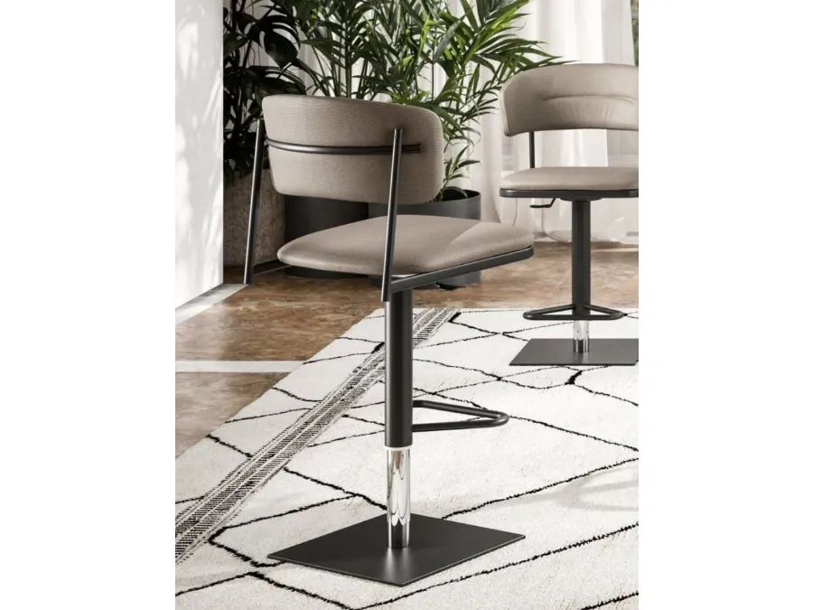 Logan stool by Ozzio