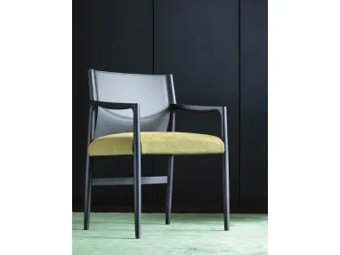 Sveva chair with backrest in leather and seat in Porada fabric.