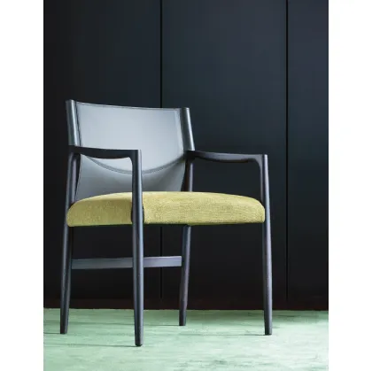 Sveva chair with backrest in leather and seat in Porada fabric.