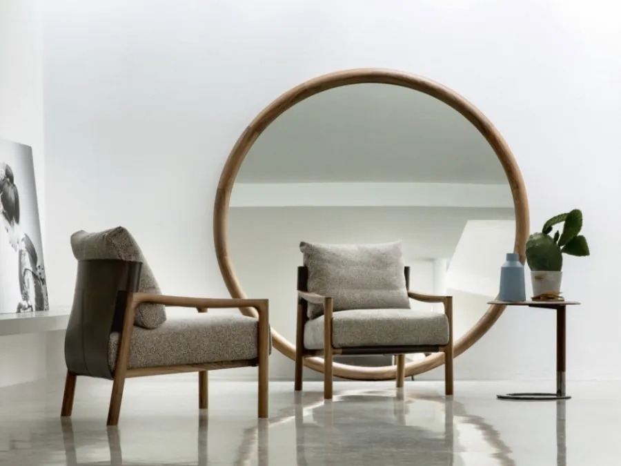 Vera armchair in fabric, leather, and Porada wood.