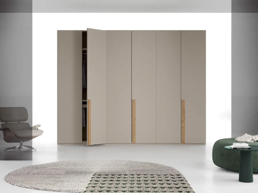 Wardrobe with swinging doors by Fimar.