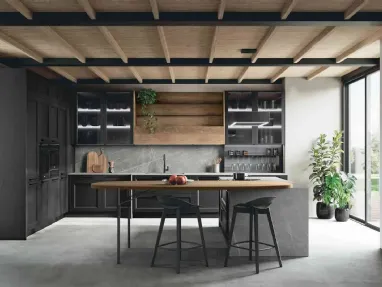 Classic kitchen with Beverly 02 island in lacquered ash by Stosa.