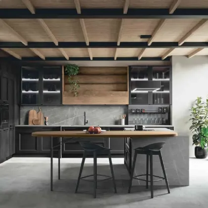 Classic kitchen with Beverly 02 island in lacquered ash by Stosa.