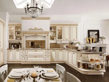 Classic kitchen with Dolcevita 10 peninsula by Stosa.
