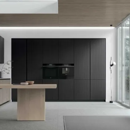 Modern kitchen with Aliant v13 glass peninsula, neolith and oak by Stosa.