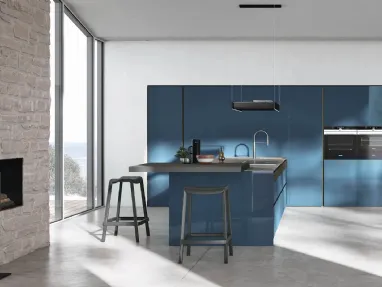 Modern kitchen with Color Trend 06 peninsula by Stosa.