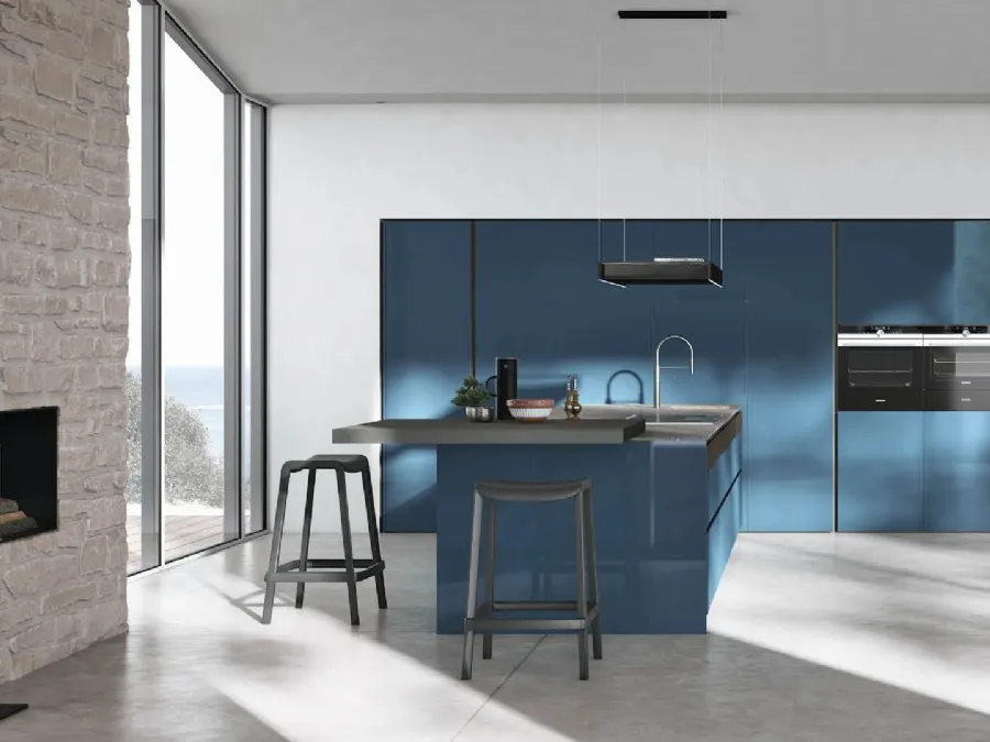 Modern kitchen with Color Trend 06 peninsula by Stosa.