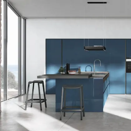 Modern kitchen with Color Trend 06 peninsula by Stosa.
