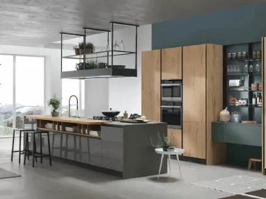 Modern kitchen with island in glossy Slate lacquered and Natural Oak Infinity 15 by Stosa.