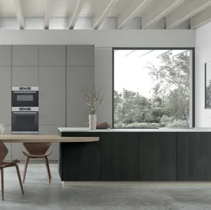 Modern Kitchen in Grey Smoke PET with Larice Noir Metropolis 15 Peninsula by Stosa