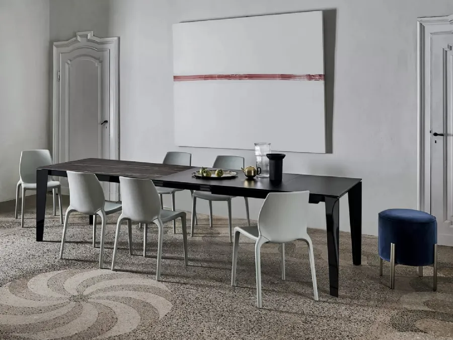 Extending table Cruz XXL with a SuperMarmo top and lacquered steel base by Bontempi.