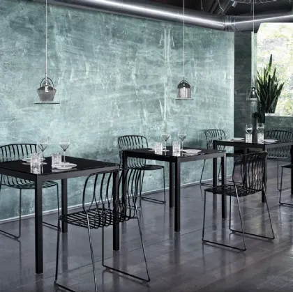 Dining table Diesis by Bontempi.