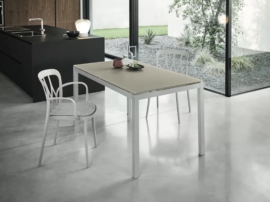 Extendable Magic glass table by Bontempi.